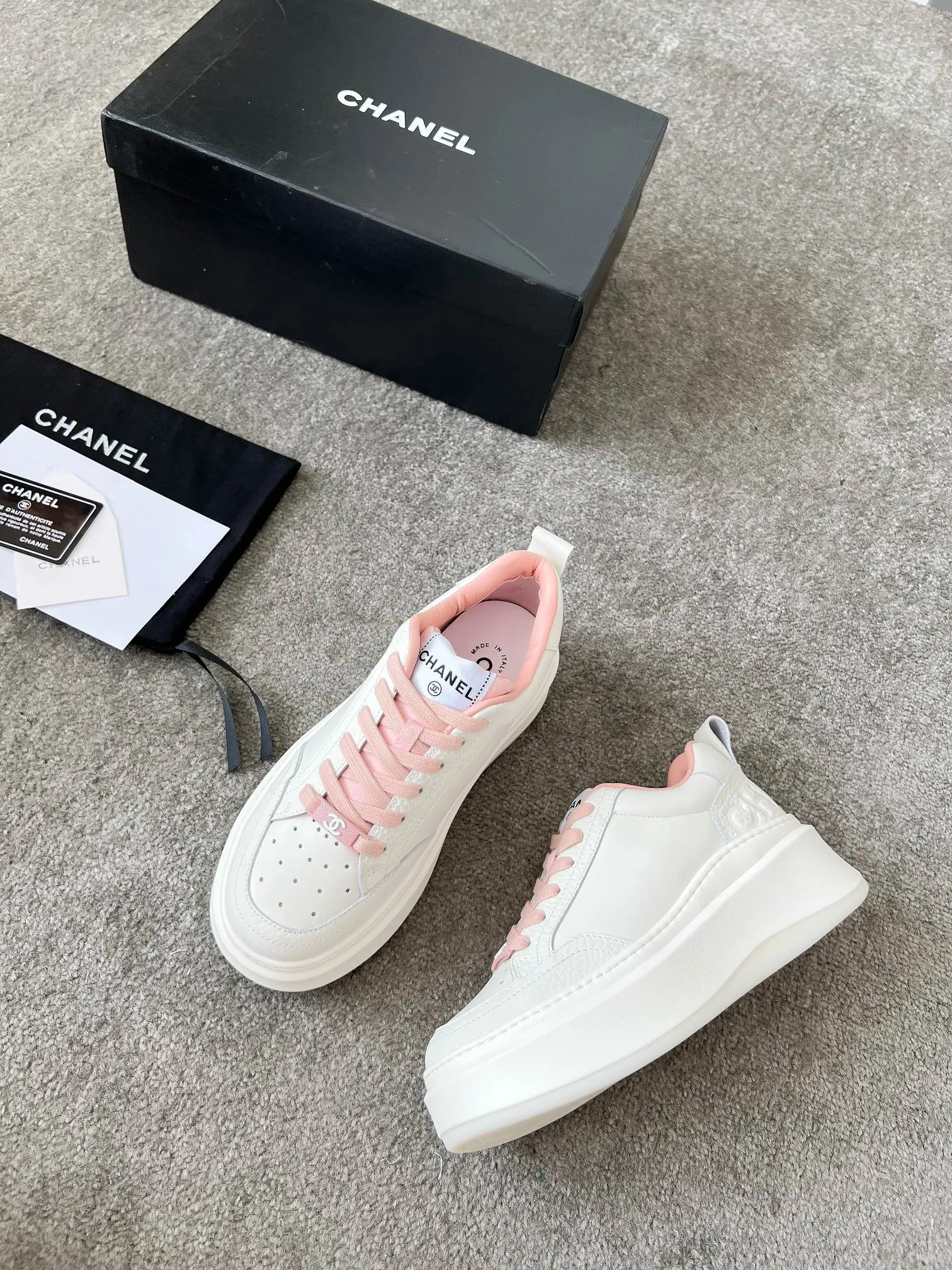👟👟Ex-factory price 540👟👟 Super popular Chanel Chanel 2025 new casual sports shoes and sneakers. Hard to find in the counter. Super beautiful color. Very versatile. Super comfortable. Full of small fragrance. Classic, durable and versatile. The upper is made of spliced materials. Genuine cowhide, sheepskin lining, original pU+Tpa sole, good resilience. Wear light, white, white and black, white and pink code number: 35-40